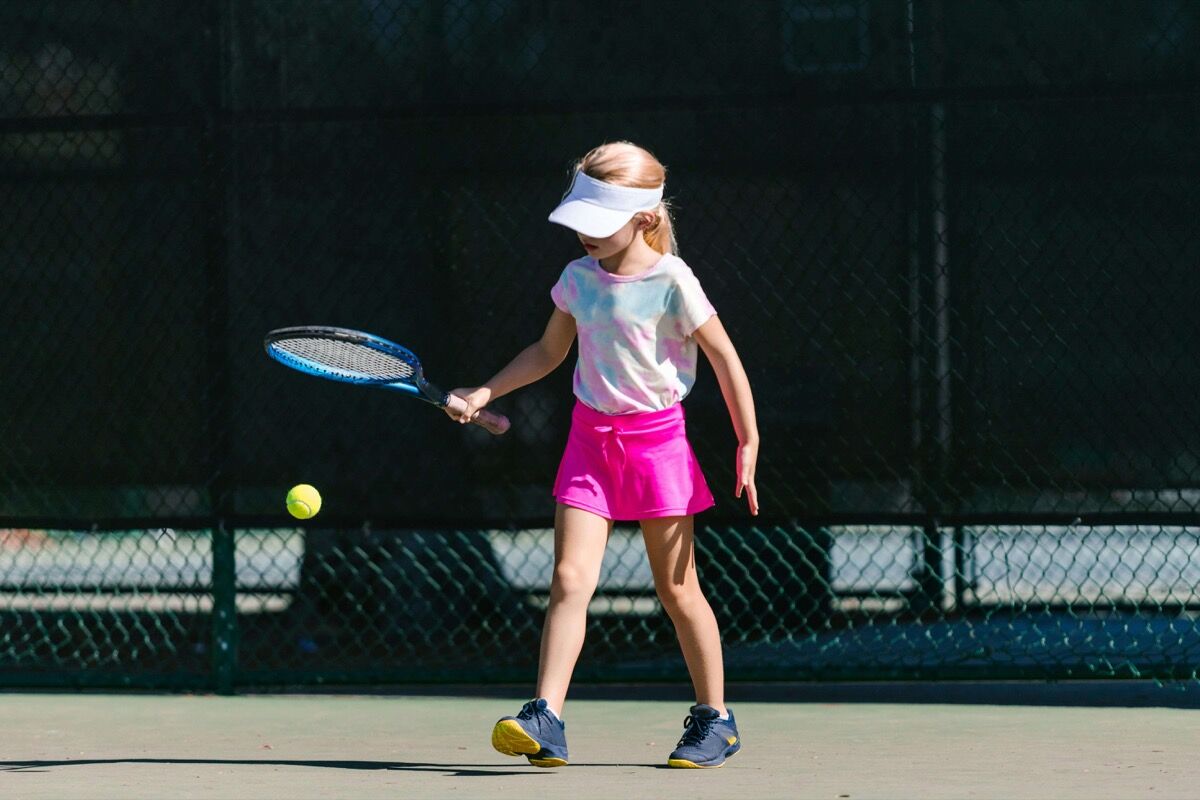 Criança a praticar tenis